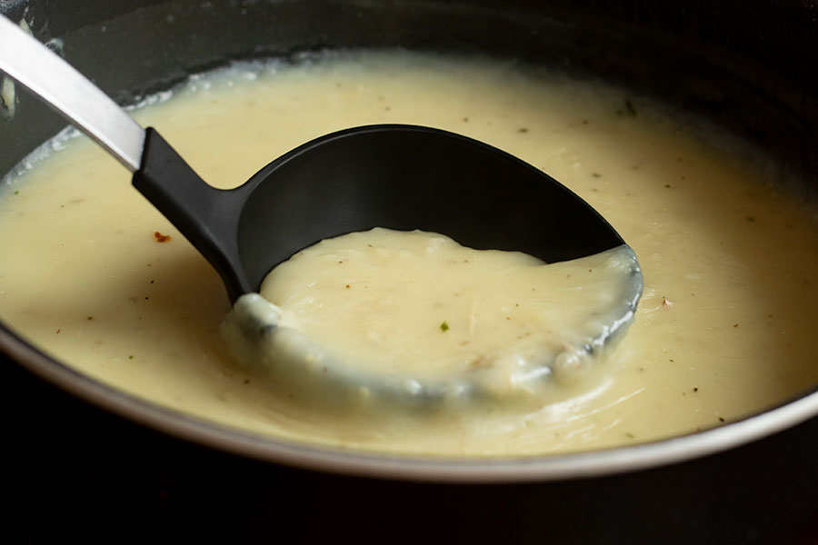 Easy Garlic Turkey Gravy